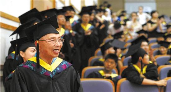 杭州：73岁老汉完成本科学习 称下一个目标是考研