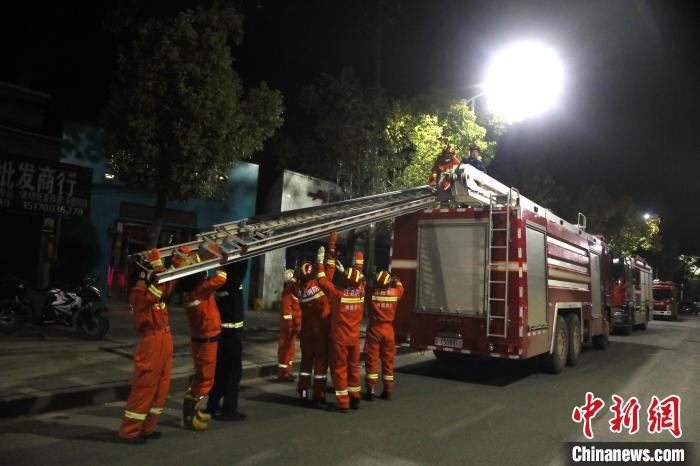 11月23日凌晨，江西赣江新区，救援人员正在搬运救援设备。　刘力鑫 摄