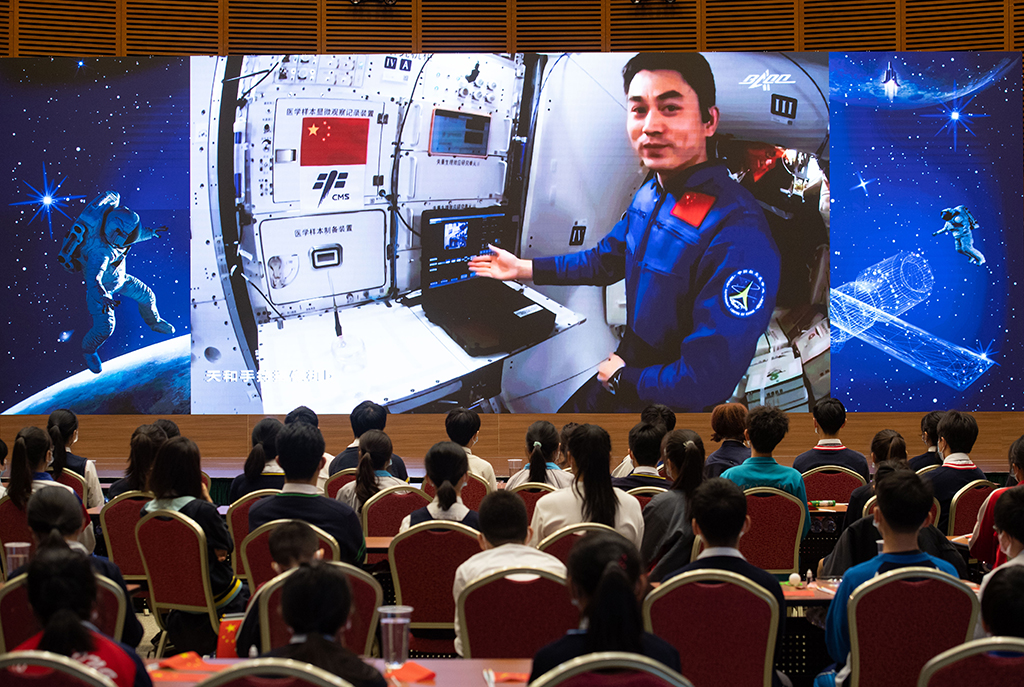 12月9日，叶光富在太空课堂上。新华社记者 张金加 摄