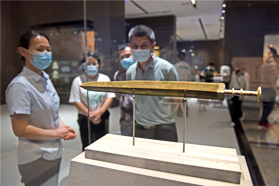 淮南市民在寿县安徽楚文化博物馆内欣赏国宝“越王者旨于赐”剑。陈彬摄